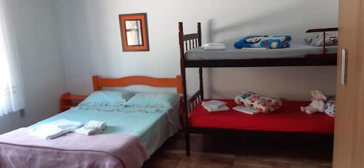 غرفة النوم 2 - 1 سرير مزدوج ، 1 سرير بطابقين