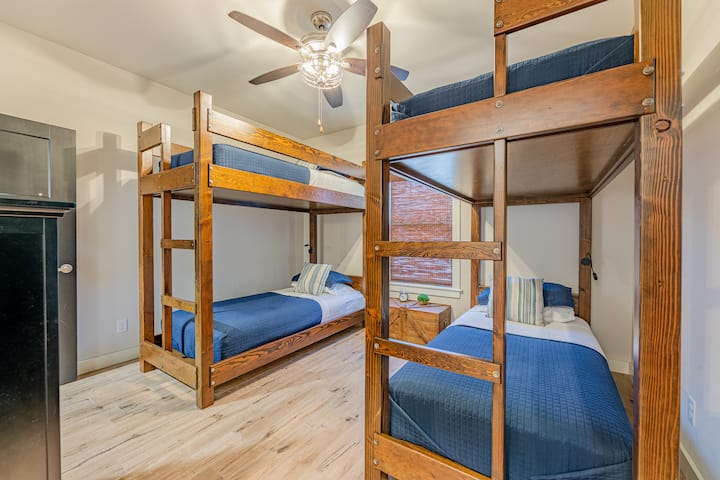 Во дрвена колиба 10, двете спални соби имаат 2 кревета, вкупно 8. Тие се душеци Twin XL, така што во нив се сместени возрасни лица подобро од обично близнак. 