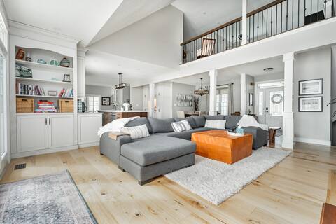 Stunning Family Retreat, 1hr from TO, Sleeps 15