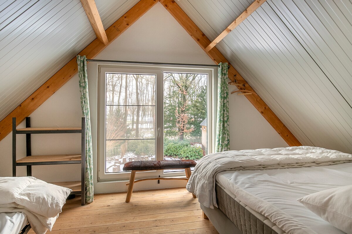 Pohľad zo spálne smerom von.