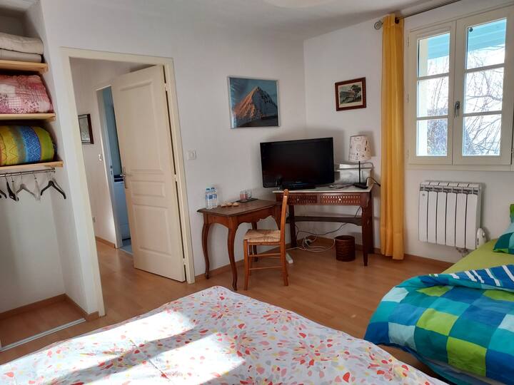 La primera habitación, con todas las comodidades,  (13 m2) que forma parte de la planta baja de la casa reservada para usted. Pasillo con vistas al cuarto de baño contiguo