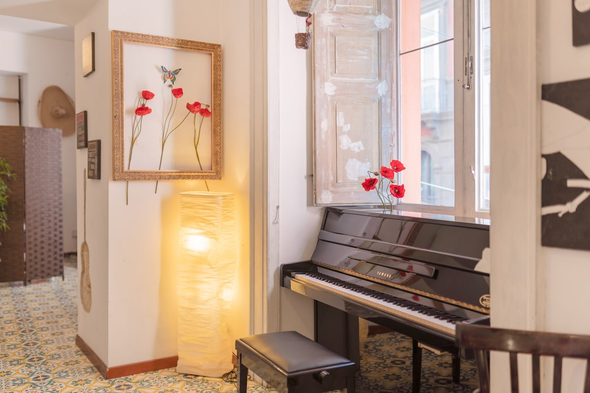 Successful Airbnb property: Design in historic center - Naples in Napoli