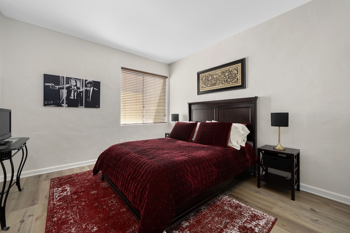 Двойна стая за гости с малък HD телевизор (основен кабел) с HDMI входове. Тази стая е прикрепена към банята за гости.