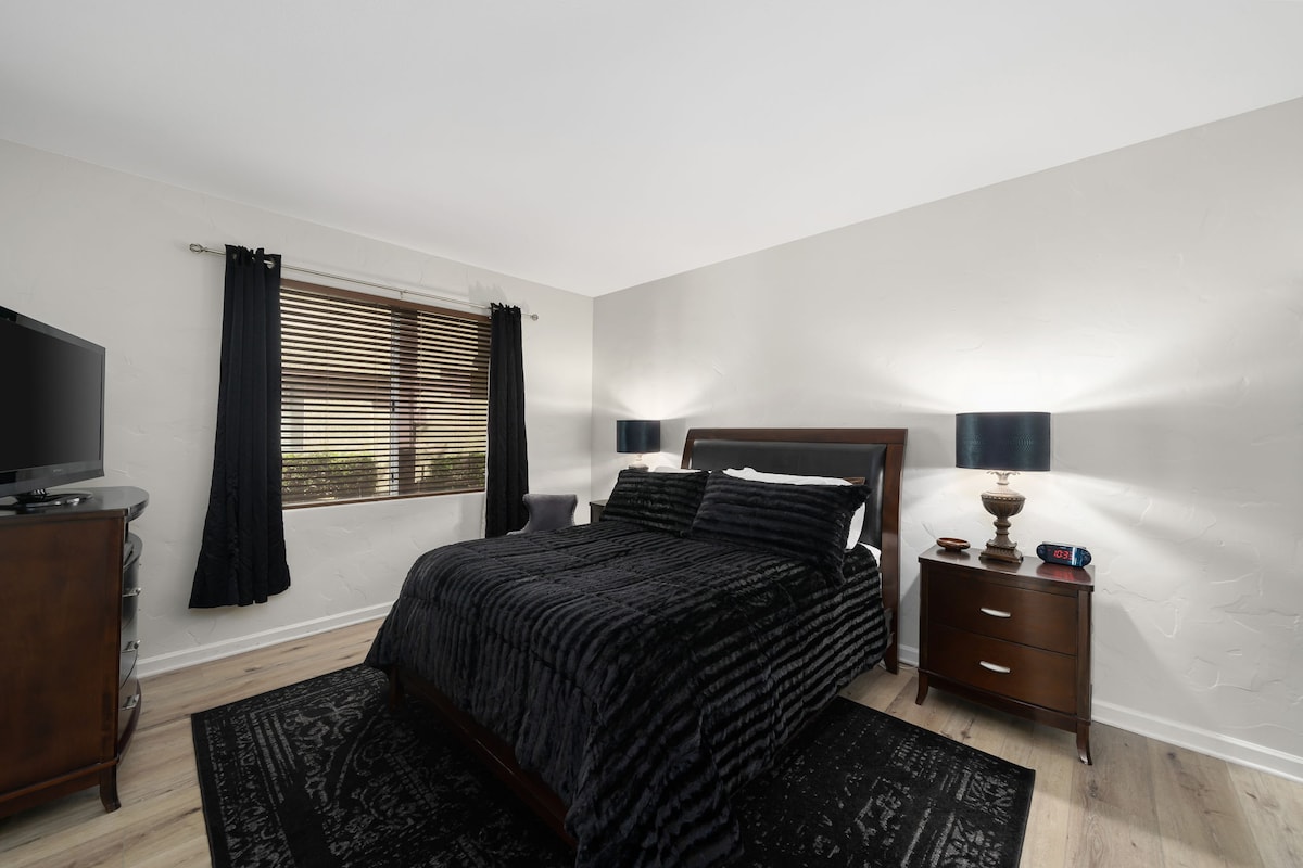 Master Queen Suite включва затъмнени завеси, 40 - инчов HD телевизор (само с основен кабел) с DVD плейър и самостоятелна главна баня.