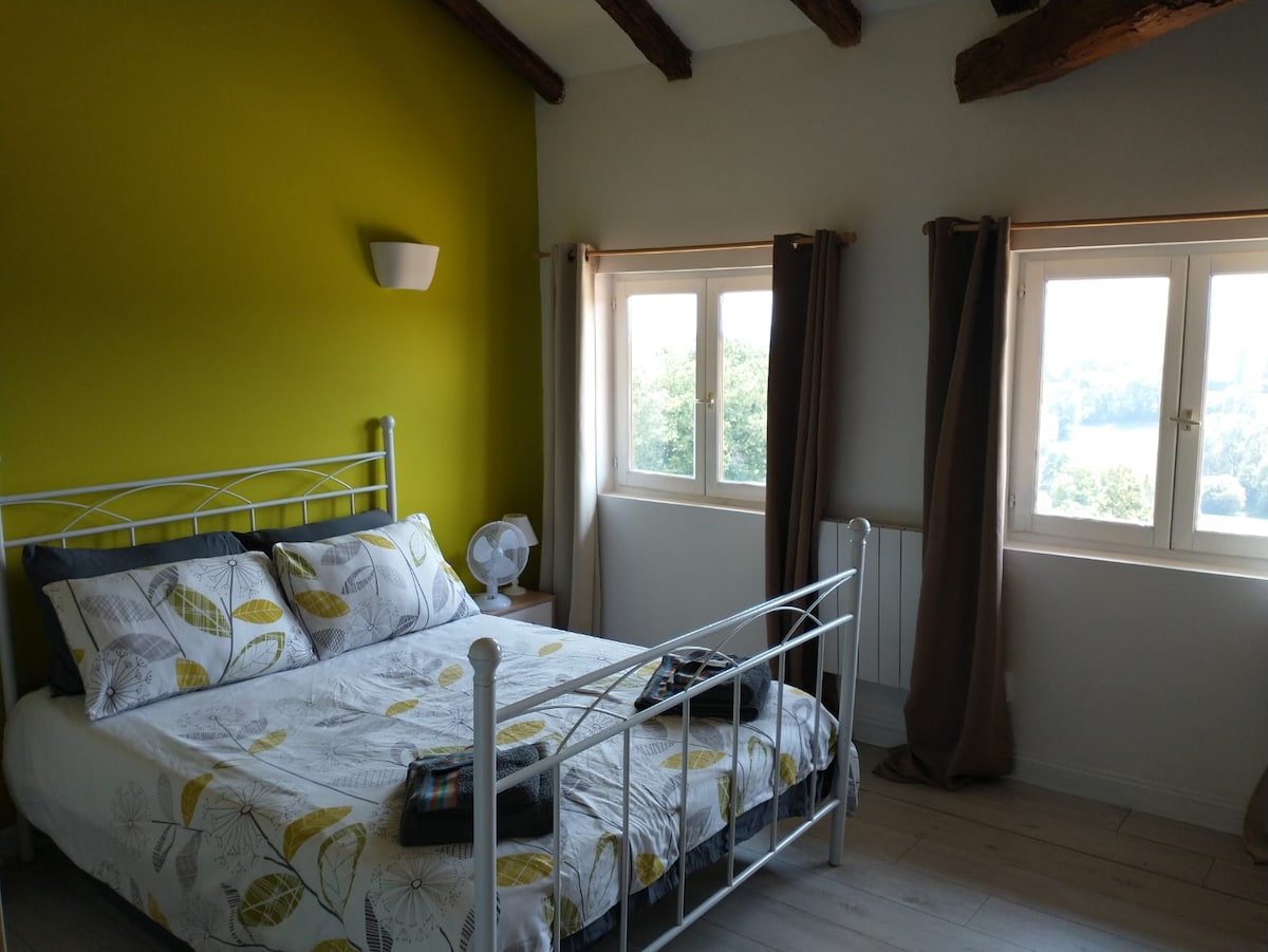 Habitación doble recién pintada que tiene una puerta que conduce al baño familiar.