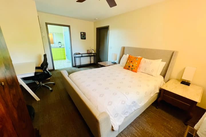 ห้องนอน เตียงควีนไซส์ ฟูกนอนบนที่นอนหมอนอิงสำรองความแน่นหลากหลาย หน้าตักหินอ่อนขนาดใหญ่ ตู้เสื้อผ้าโบราณ โต๊ะทำงาน ผ้าม่านบังแสง พัดลมเพดาน ถาดใส่เครื่องประดับ เครื่องซักผ้าและเครื่องอบผ้าซ้อนกันอยู่ในตู้เสื้อผ้าขนาดเล็กที่ชาญฉลาด