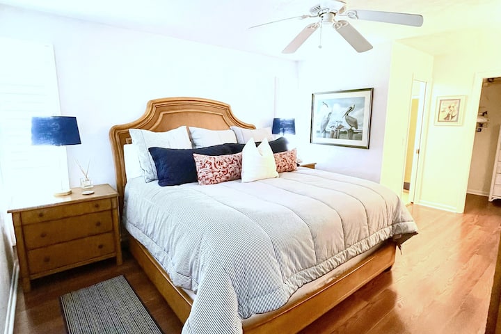 חדר שינה ראשי עם מיטת קינג סייז ואמבטיה ראשית