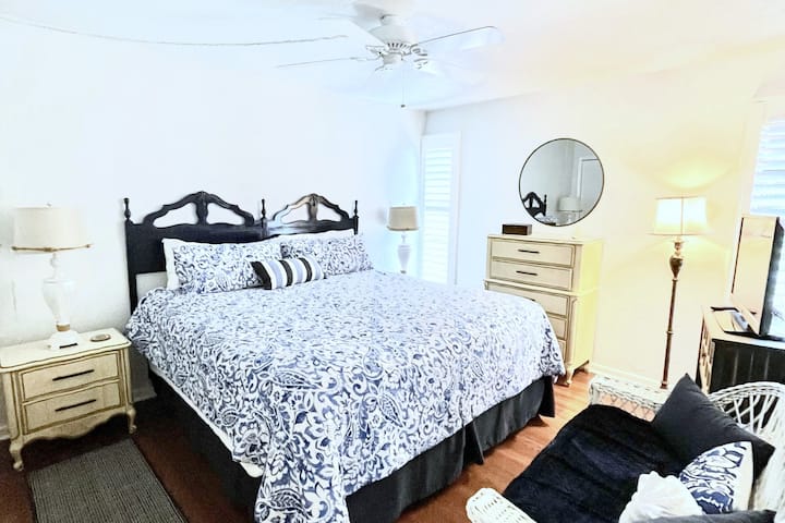 חדר שינה לאורחים עם מיטת קינג סייז