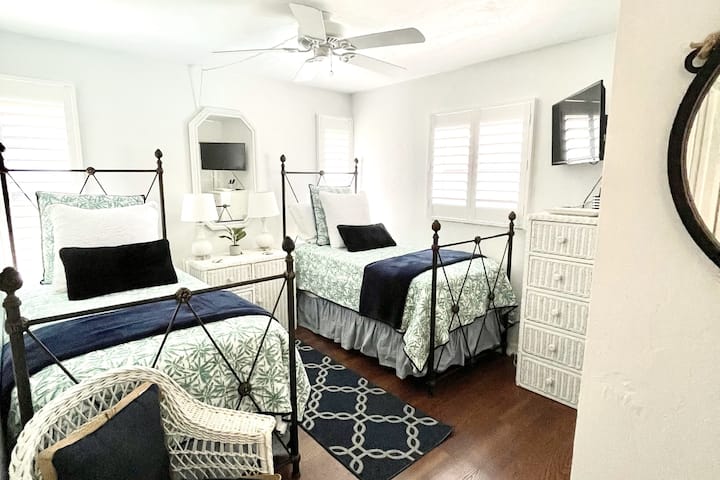 חדר שינה לאורחים עם שתי מיטות יחיד