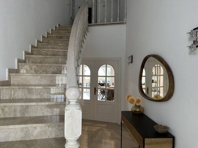 Mooie villa aan kanaal met ligplaats en zwembad! gallery image 3