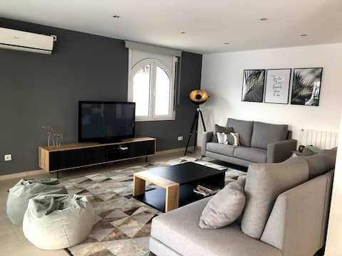Popular Airbnb listing: Beautiful villa on canal with berth and swimming pool! in Castelló D'empúries