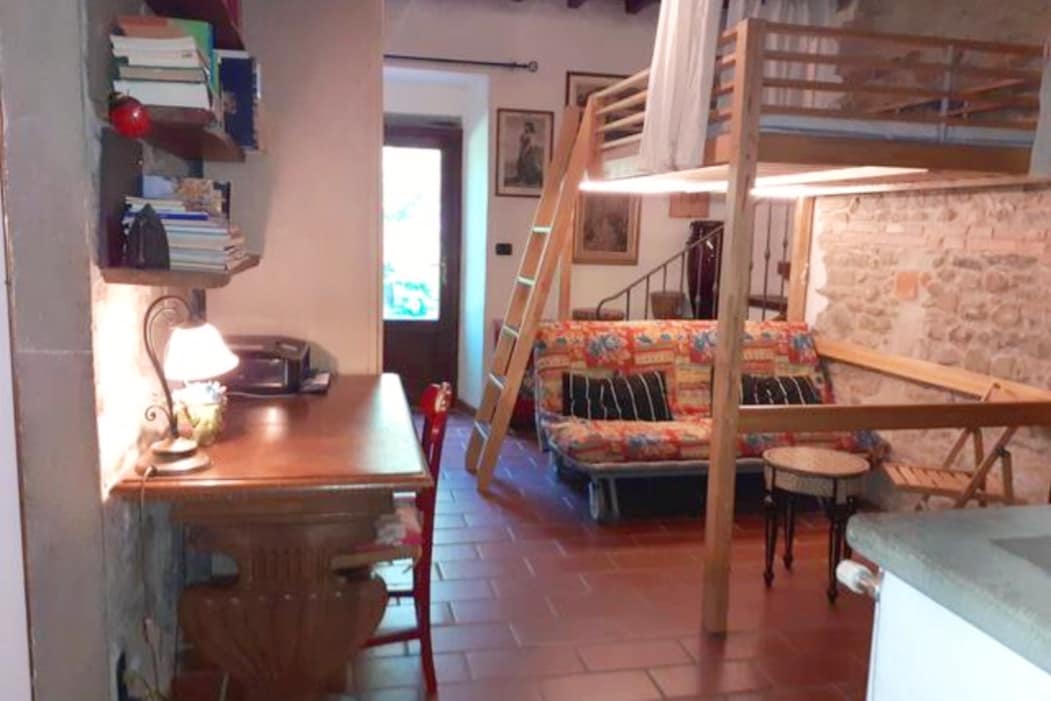 חדר עבודה עם ספה זוגית.
