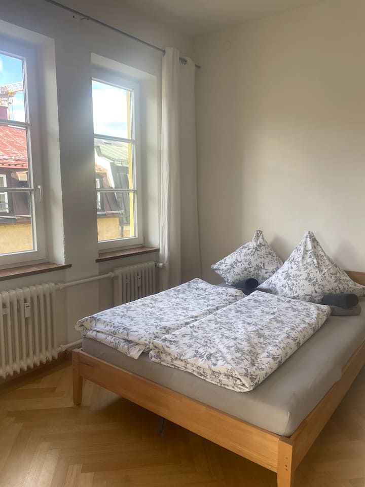 Spálňa s manželskou posteľou s rozmermi 140 x 200 cm a extra veľkým šatníkom na dlhšie pobyty. 