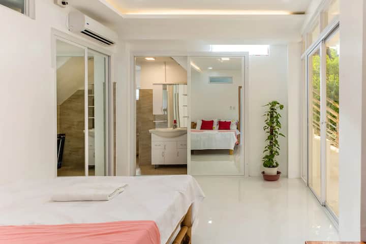 Ამ საძინებელში შესაძლებელია მაქსიმუმ 8 სტუმრის განთავსება. აქ შეგიძლიათ ისიამოვნოთ ჰიდრომასაჟიანი აუზის  ჯაკუზით.