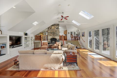 Successful Airbnb property: Country Castle-Complete privacy-minutes from town in Berkshires