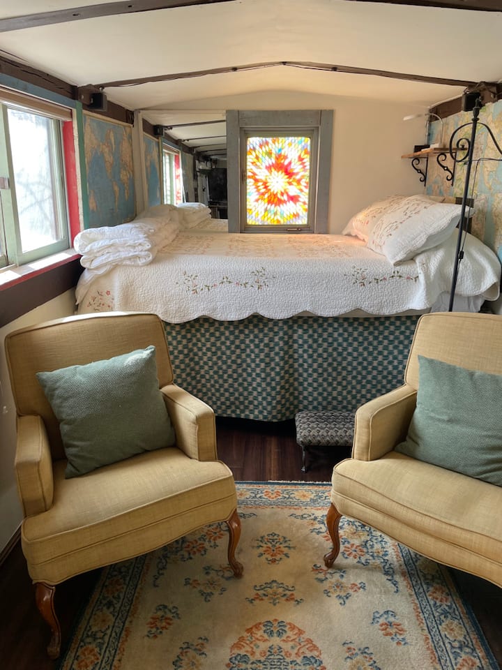 舒适的凸起床和「客厅」。