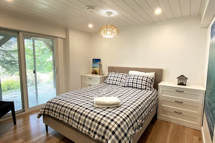 חדר שינה חדש עם מיטת קווין סייז שנרכש לעונת 2023, לצאת מדלתות הזזה עם נוף נרחב לאגם