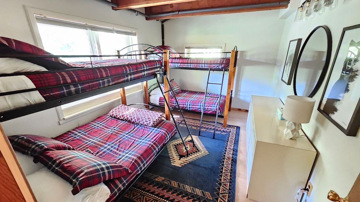 Spavaća soba 4 - dva kompleta kreveta na kat: 3 bračna kreveta, 1 bračni krevet