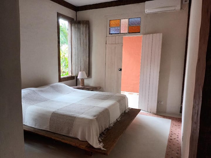 בסוויטה הראשונה משמאל יש מרפסת פרטית.