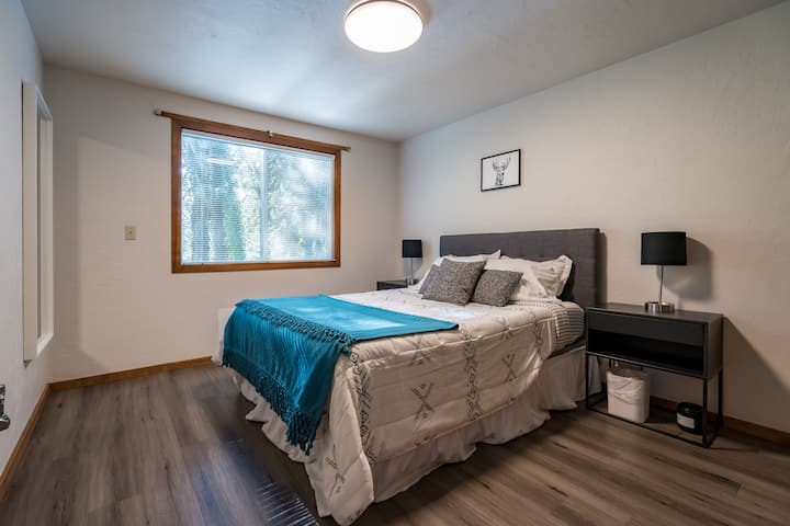 ห้องนอนส่วนตัวมีหน้าต่างหันหน้าไปทางแม่น้ำและใกล้พอที่จะได้ยินเสียงแม่น้ำที่ปลอบประโลม