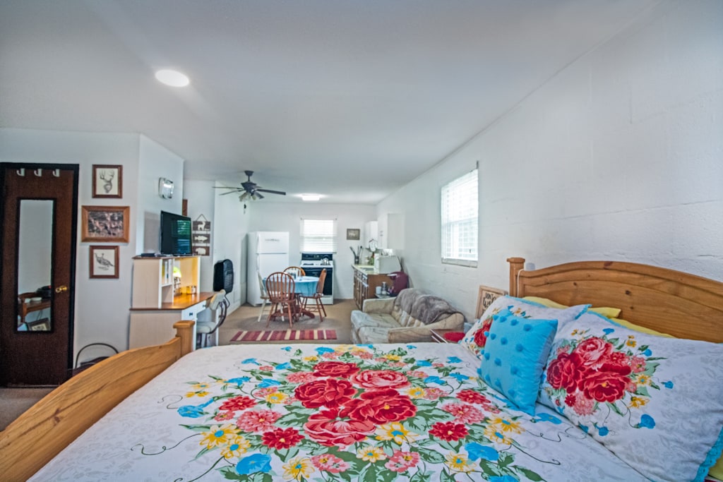 ¡Te damos la bienvenida al departamento de estudio completo de Harvey! Con una cama tamaño queen, un sofá cama tamaño queen e incluso hay espacio para un colchón inflable al pie de la cama para niños o incluso camas de piel para bebés. ¡La cocina y el comedor están totalmente equipados para 4 huéspedes!