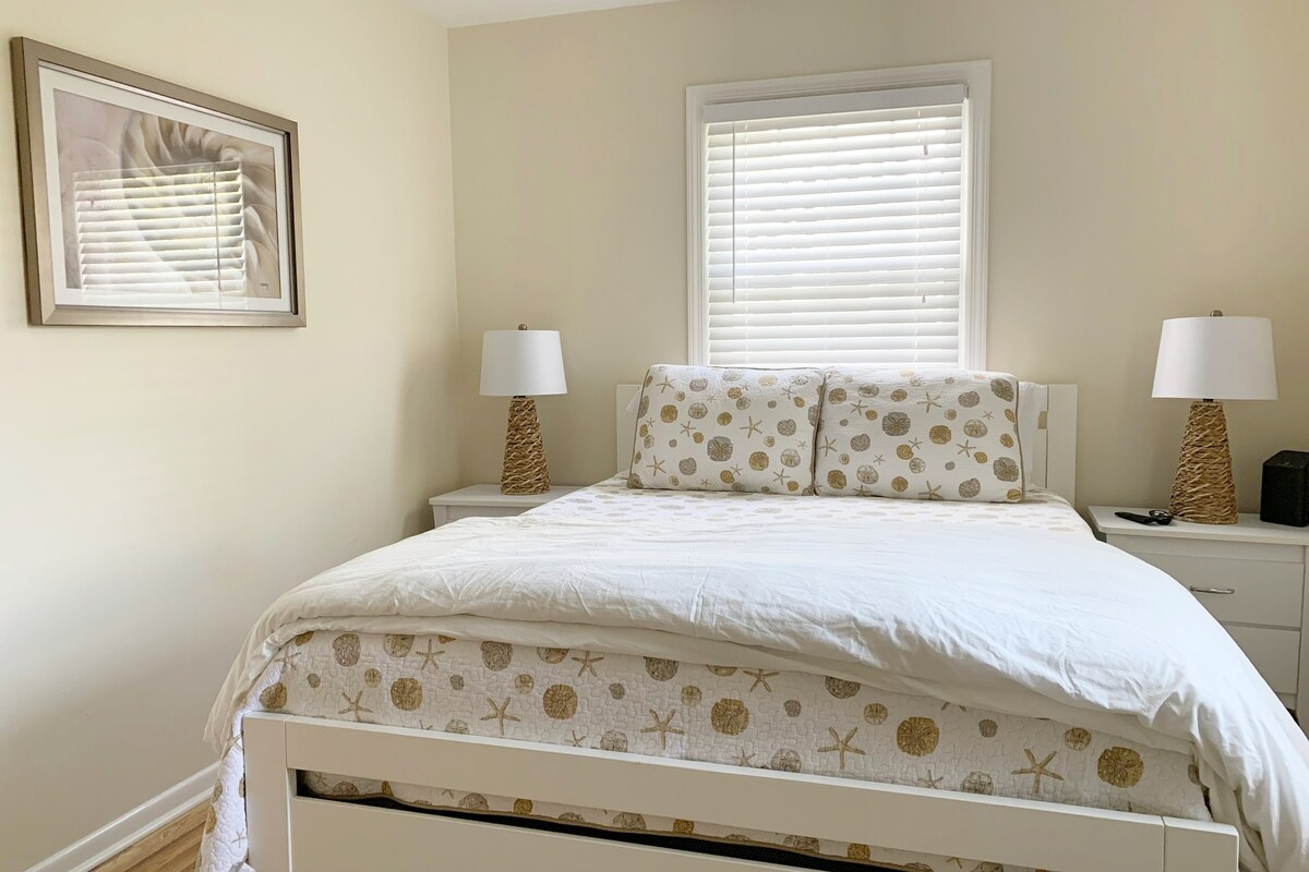 Spálňa s manželskou posteľou Queen a TV s plochou obrazovkou