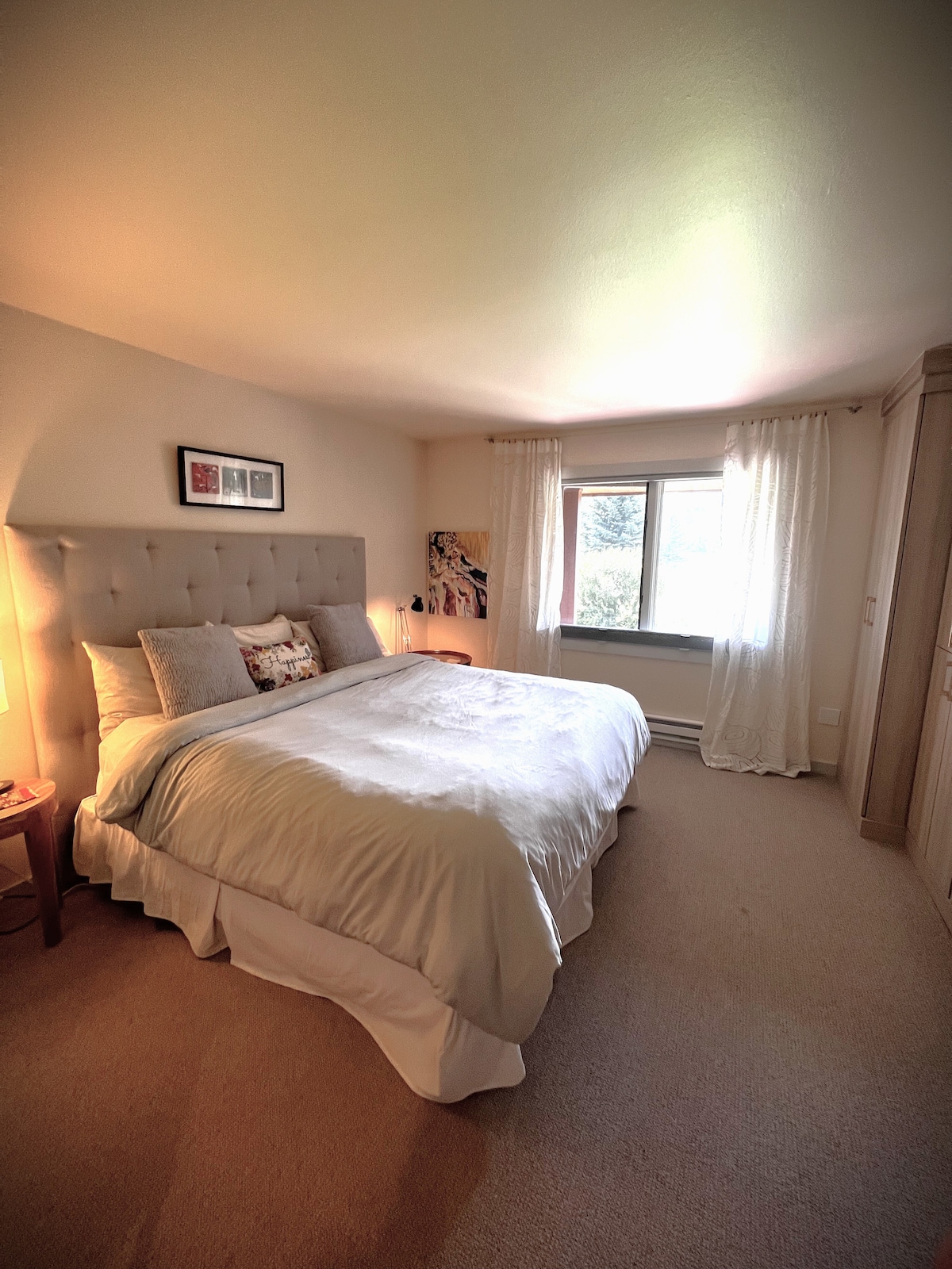 配备新床垫的加大双人床