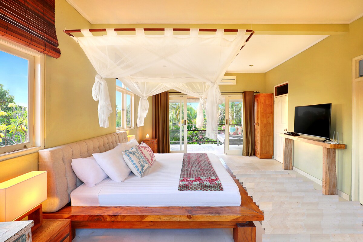 غرفة نوم في الطابق العلوي