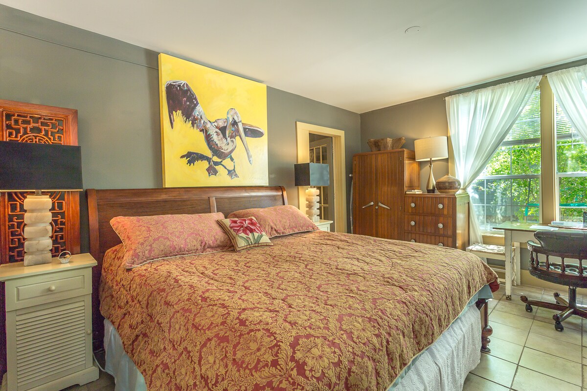 سرير وخزانة ملابس بسرير بحجم كبير