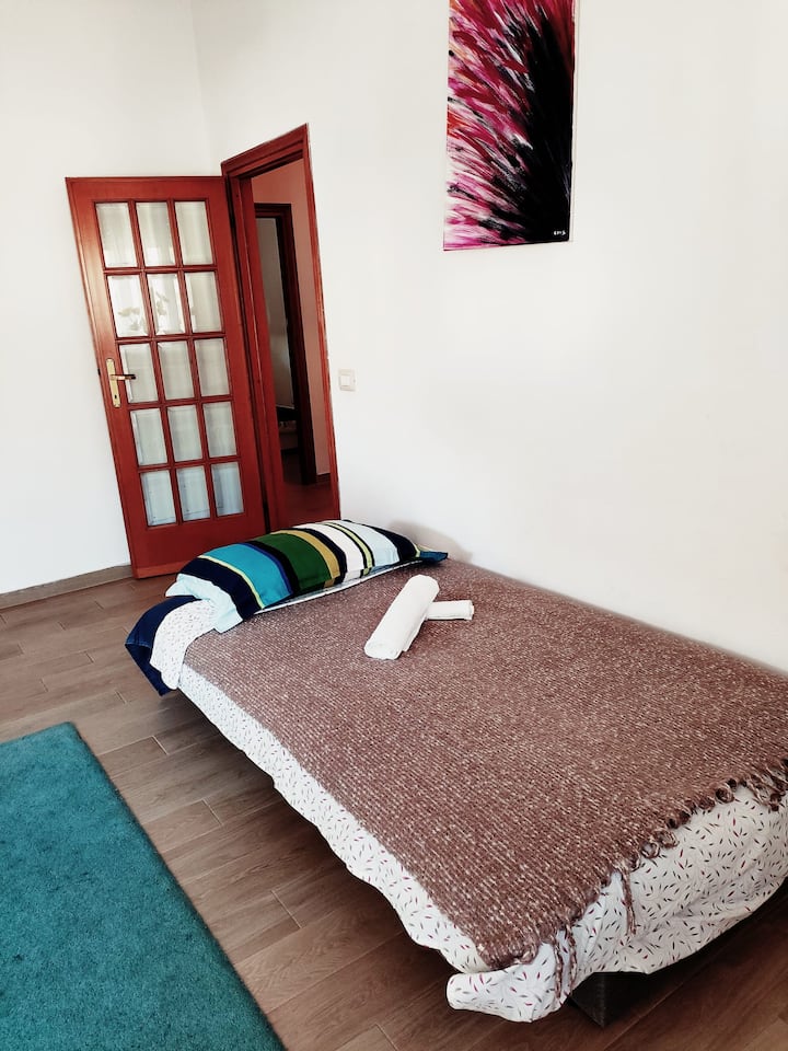 всекидневна с отворен диван за петия гост