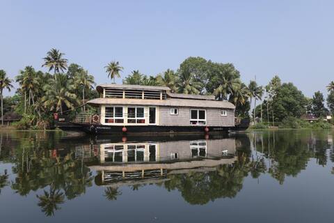 Boutique houseboat w/ upper deck