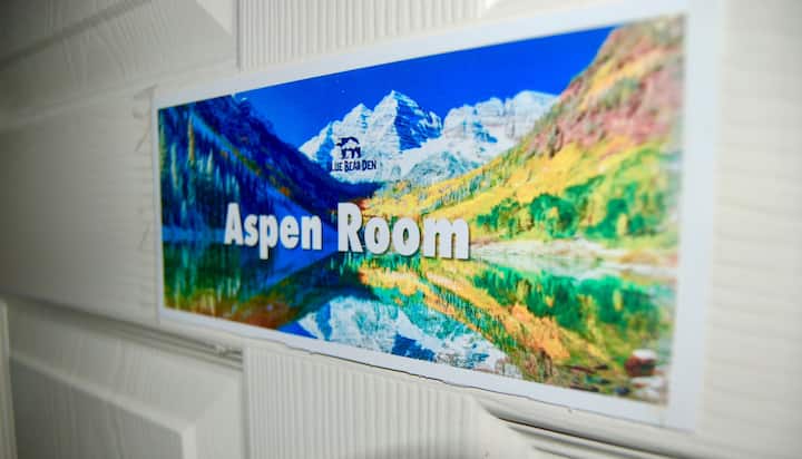 Ასპენის დედოფლის საძინებელი ასპენის მიმდებარე სააბაზანოთი.