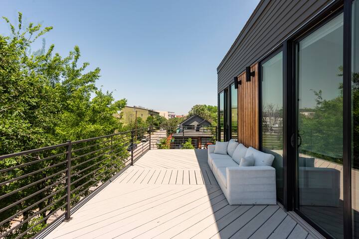 Chic and Boutique – Central Austin Estate gallery image 5