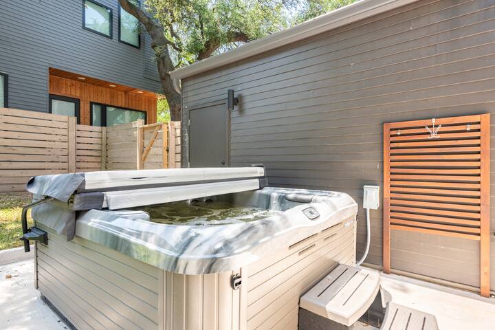 Chic and Boutique – Central Austin Estate gallery image 4