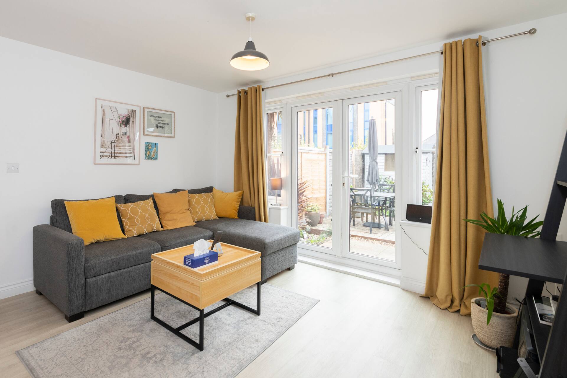 Peaceful terrace house with allocated parking bay - Pass the Keys