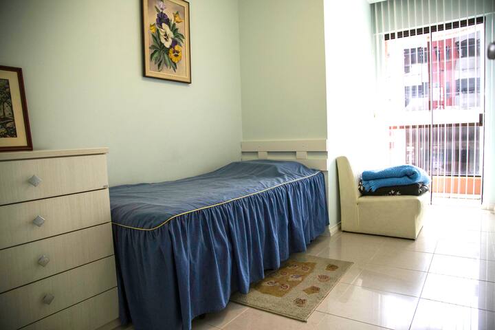 Jednokrevetna soba s krevetom na razvlačenje + pomoćni krevet (koji se nalazi ispod kutije). S izlazom na bočni balkon i stropni ventilator. Svijetlo i prozračno =)