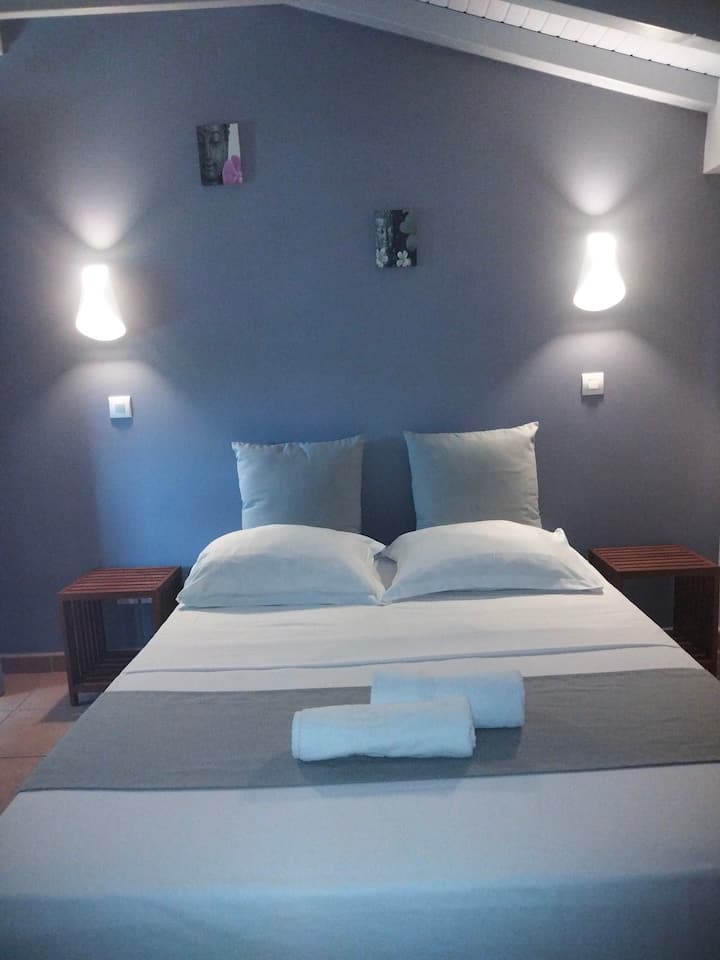 chambre climatisée située à l'étage du duplex