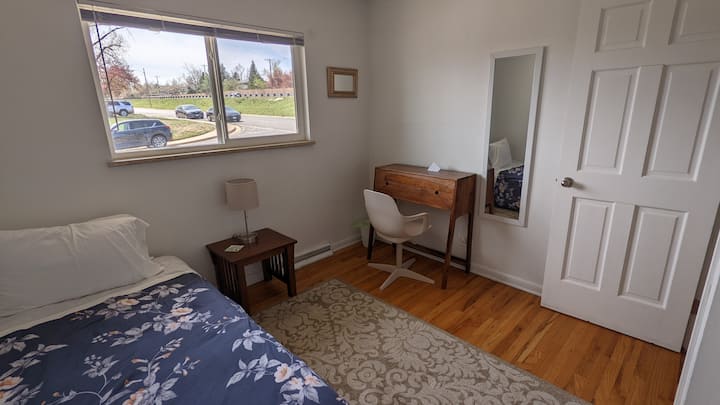 חדר זוגי (#3) עם שולחן עבודה למחשב נייד