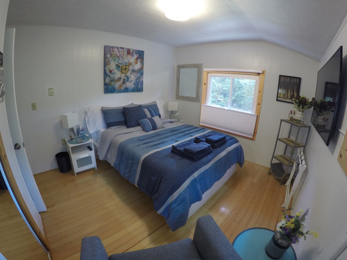 An unique decoration for your special occasion. You just need to ask! Queen size bed, soft and clean of set of bed linens, night stands, closet, arm chair, 55" HDTV and Blu-ray DVD player with Netflix, Prime Video, and free channels. 