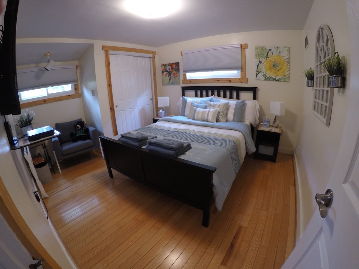 An unique decoration for your special occasion. You just need to ask! Queen size bed, soft and clean of set of bed linens, night stands, closet, arm chair, 55" HDTV and Blu-ray DVD player with Netflix, Prime Video, and free channels. 