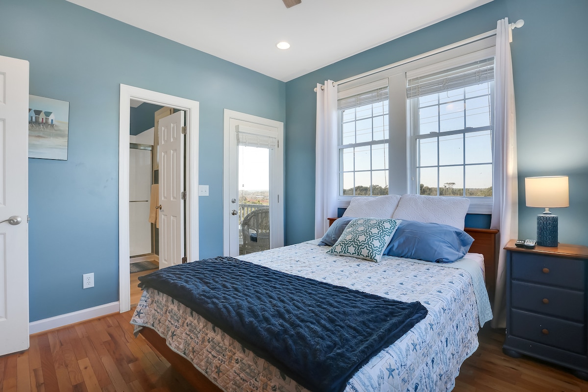 Spálňa Queen na prízemí s kúpeľňou mimo kuchyne. Zvuková bočná terasa vzadu. 32-palcový televízor.