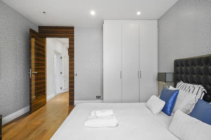 Magnificent House in Knightsbridge gallery image 5