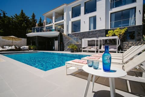 Luxury Villa w/ Heated Pool & Sauna for 14 people