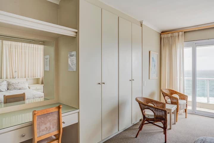 Camera da letto principale con cassettiera e ampie credenze (altri armadi non visti)