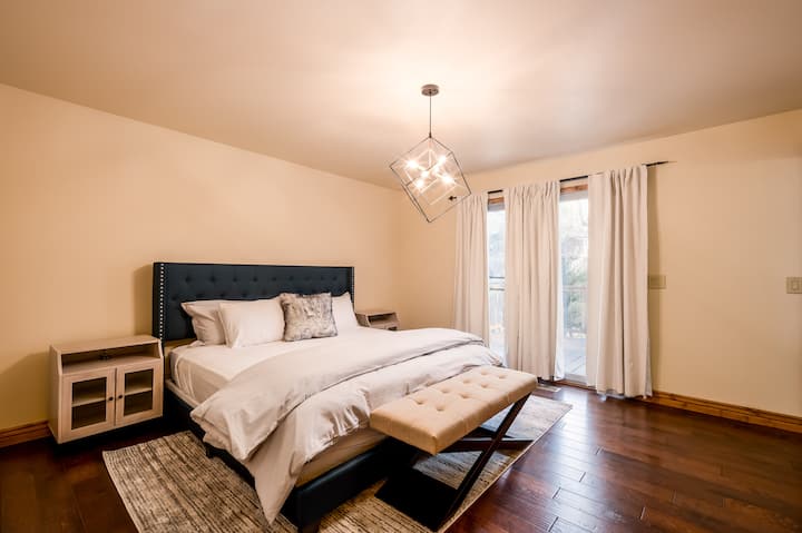 Chumba cha kulala cha msingi kilicho na kitanda cha King na bafu ya kibinafsi