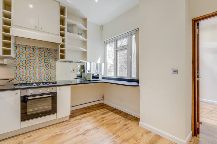 Luxurious lower ground Floor, Large 3 bedroom flat gallery image 4