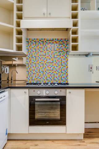 Luxurious lower ground Floor, Large 3 bedroom flat gallery image 5