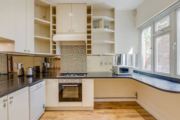 Luxurious lower ground Floor, Large 3 bedroom flat gallery image 3