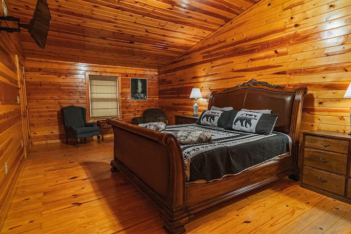 King bedroom with seating area