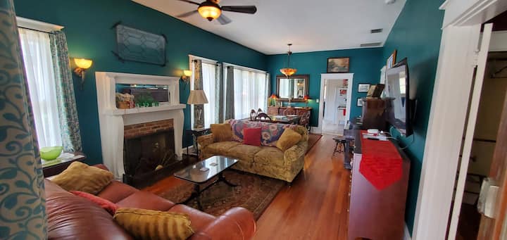 Дневната соба има два удобни кауча, камин на плин и 65-инчен TCL Roku телевизор.  Игри со табла и карти се во гардероберот.